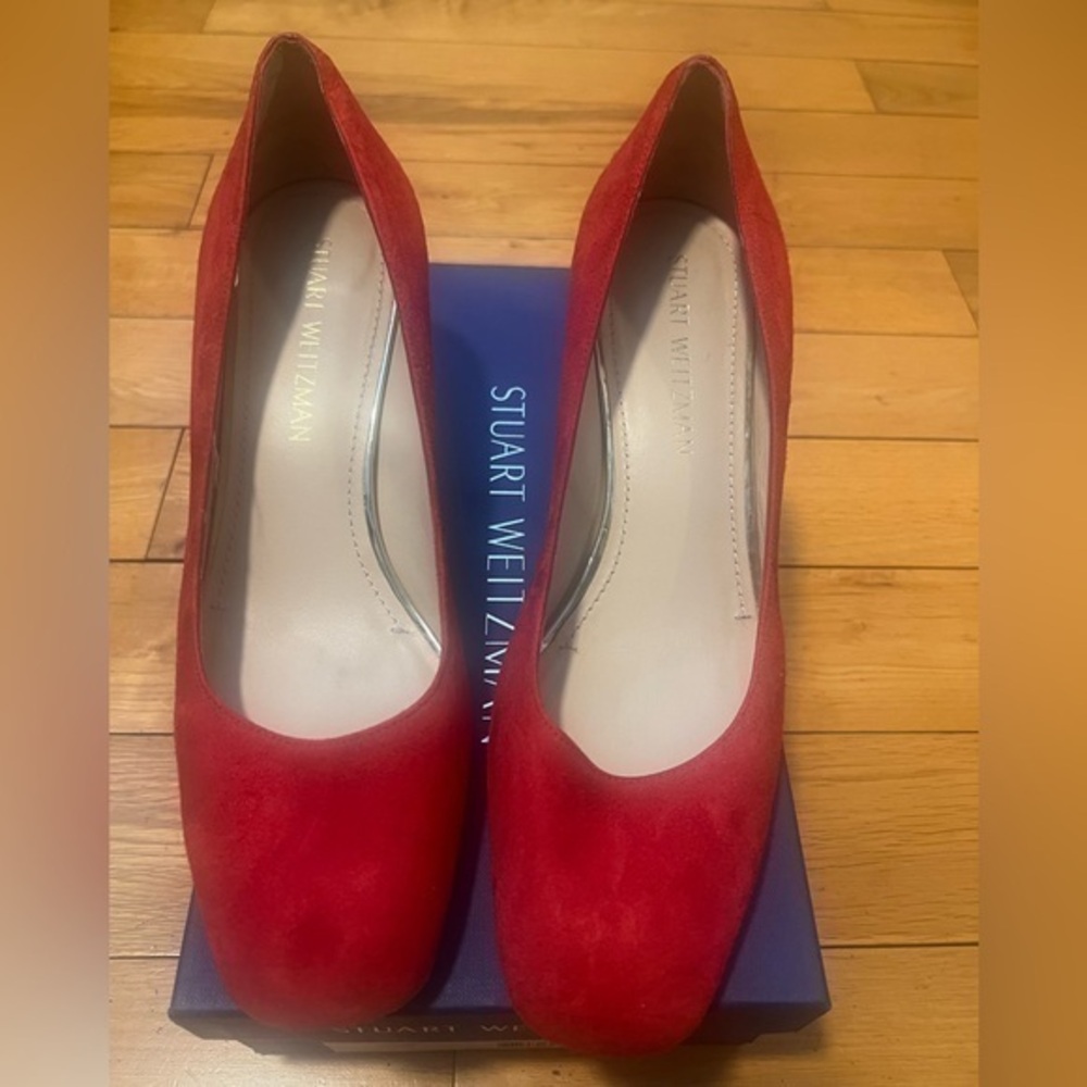 💯 authentic Stuart Weitzman red suede pumps!